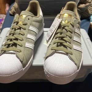 Selling brand new adidas superstar Mens 9 1/2